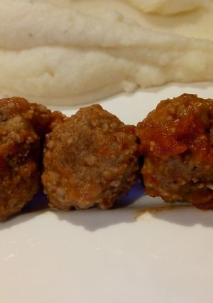 Una foto de Albóndigas con avena y puré de papas
