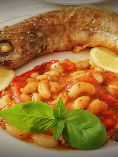 Una foto de Pescadilla con escalivada y mongetes del ganxet