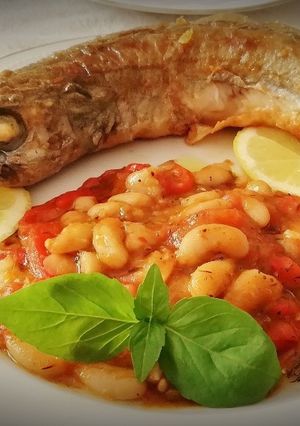 Una foto de Pescadilla con escalivada y mongetes del ganxet