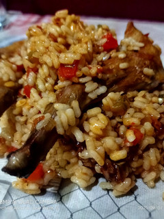 Una foto de Arroz con manitas de conejo