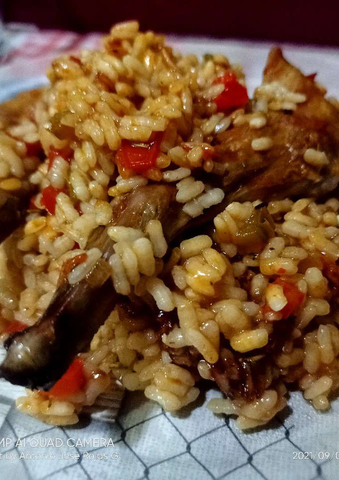 Una foto de Arroz con manitas de conejo