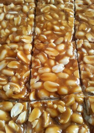 શીંગદાણા ની ચીકી(Peanut Chiki Recipe In Gujarati) રેસીપી મુખ્ય ફોટો