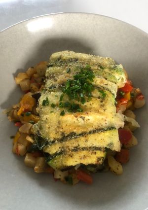 Une photo de Dos de cabillaud en robe de tagliatelles de courgettes sur un lit de légumes d’été