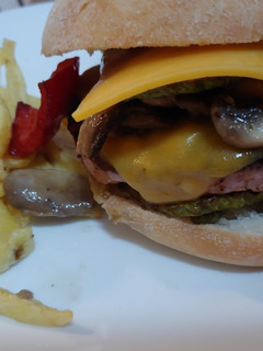 Una foto de Hamburguesas de Pollo con salsa española, champiñón, verduras y chedeer