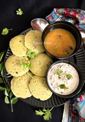 A picture of Green Chutney Rava Idli (Steamed Semolina Cake).