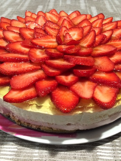 Una foto de Tarta de fresas con nata y gelatina tutifruti sin azúcar
