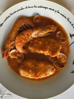 Una foto de Rape con gambas en salsa de pimientos
