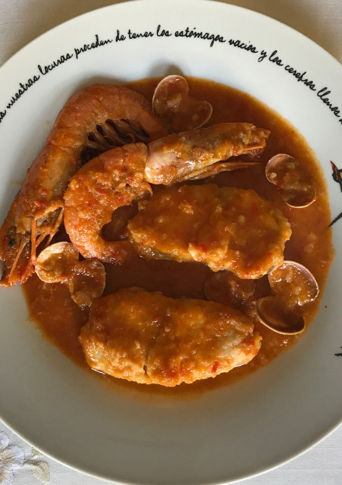 Una foto de Rape con gambas en salsa de pimientos