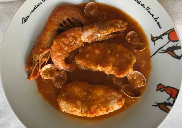 Rape con gambas en salsa de pimientos