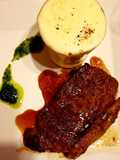 Bife de chorizo grillado con huevo roto y espuma de papas
