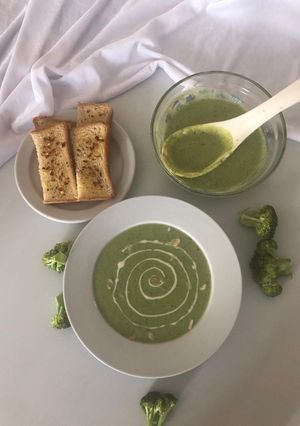 આલમન્ડ બ્રોકલી સૂપ(almond brocoli soup recipe in Gujarati) રેસીપી મુખ્ય ફોટો
