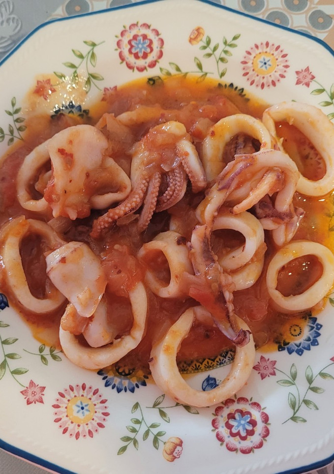 Una foto de Calamares con tomate a mi manera y en un plis plas