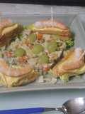 Ensaladilla con triángulos de queso y gambas