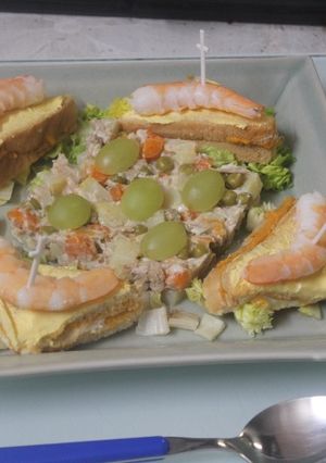 Foto principal de Ensaladilla con triángulos de queso y gambas