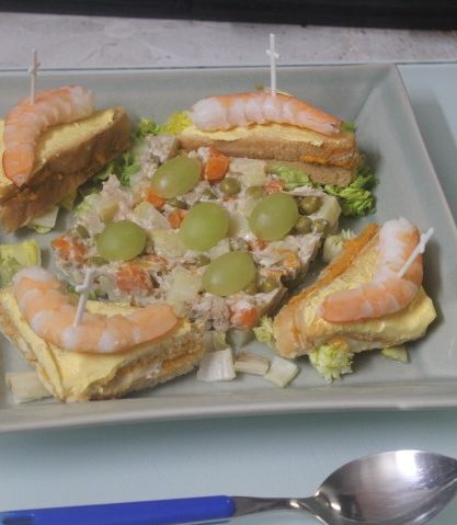 Foto principal de Ensaladilla con triángulos de queso y gambas