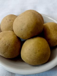 મગસ (Magas Recipe In Gujarati) રેસીપી મુખ્ય ફોટો