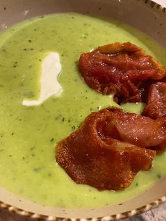 Fehérboros zöldborsó krémleves pirított Serrano sonkával Thermomixben recept fotója