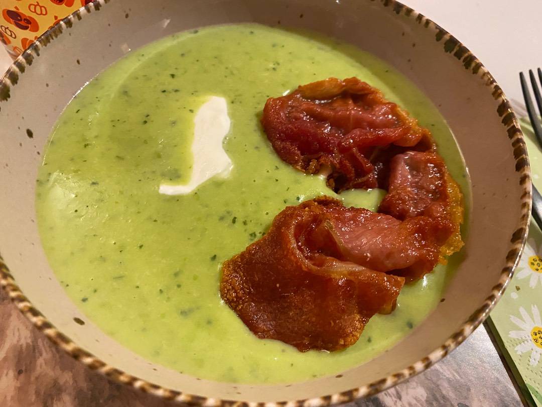 Fehérboros zöldborsó krémleves pirított Serrano sonkával Thermomixben recept recept fotó