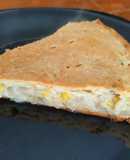 Tarta de cebolla y choclo con salsa blanca
