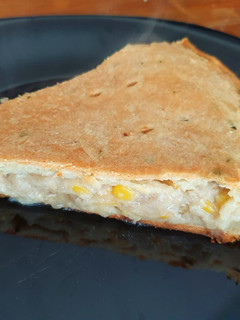 Una foto de Tarta de cebolla y choclo con salsa blanca