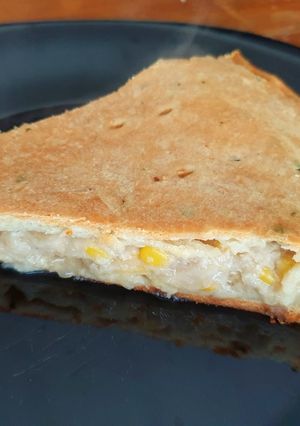 Una foto de Tarta de cebolla y choclo con salsa blanca