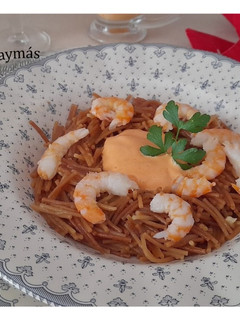 Una foto de Fideos fritos con gambas y alioli de piquillos
