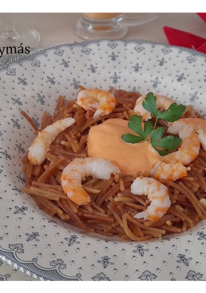 Una foto de Fideos fritos con gambas y alioli de piquillos
