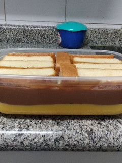 Una foto de Flan de dos chocolates con bizcochitos