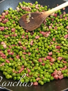 Una foto de Guisantes con jamón