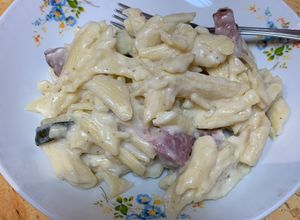O poză a rețetei Paste cu bacon și zucchini în sos alb.