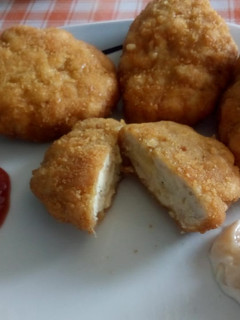 Una foto de Nuggets de pollo rellenos de queso