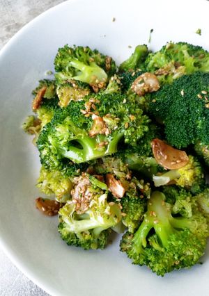 Una foto de Brócoli con sésamo y ajo🥦