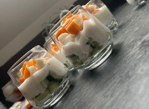 Une photo de Verrine concombre, fromage blanc et surimi