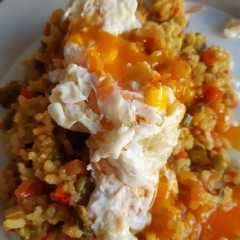 Una foto de Arroz con verduras al curry con huevo escalfado