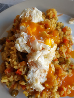 Una foto de Arroz con verduras al curry con huevo escalfado