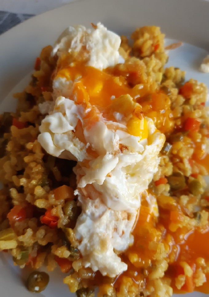 Una foto de Arroz con verduras al curry con huevo escalfado