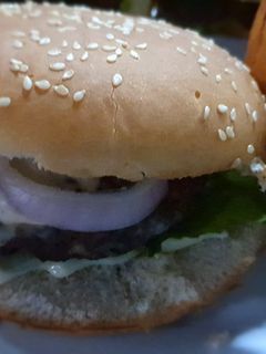 صورة لوصفة برجر لحم مشوي 🍔 "منزلي"