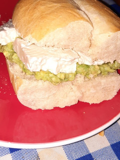 Una foto de Sándwich de queso fresco y palta