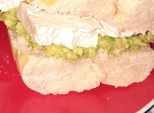 Una foto de Sándwich de queso fresco y palta