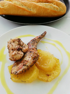 Una foto de Conejo al horno con patatas panaderas