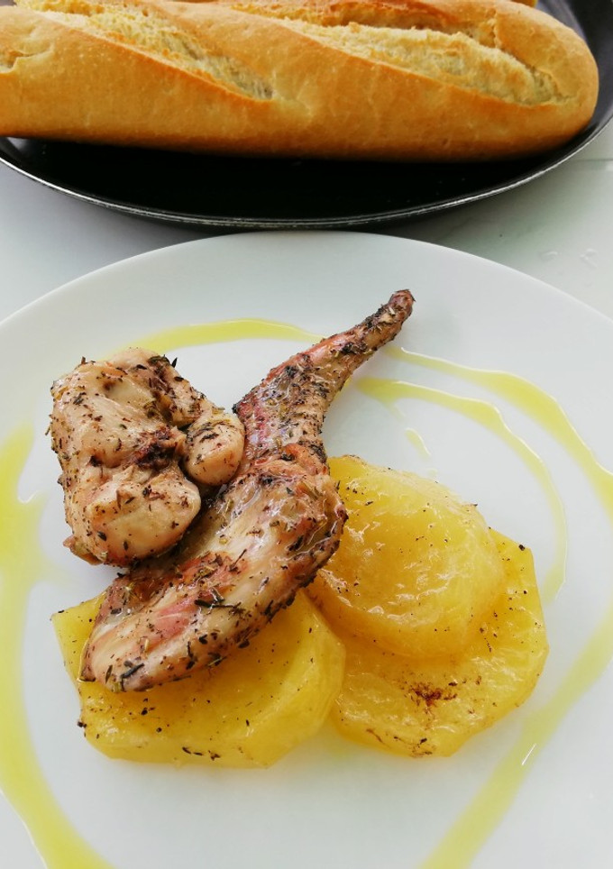 Una foto de Conejo al horno con patatas panaderas