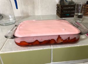Una foto de Gelatina de fresa con leche evaporada