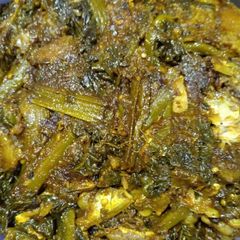 A picture of Malabar spinach with hilsha fish head.