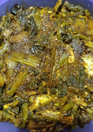 A picture of Malabar spinach with hilsha fish head.