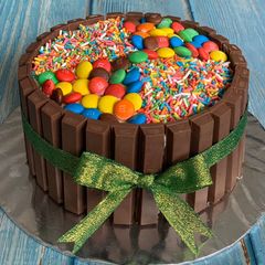 A picture of Kitkat/M&M Vanilla Birthday Cake 6”.
