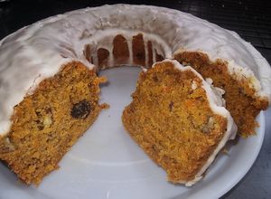 Una foto de Pastel de zanahoria con glaseado de naranja