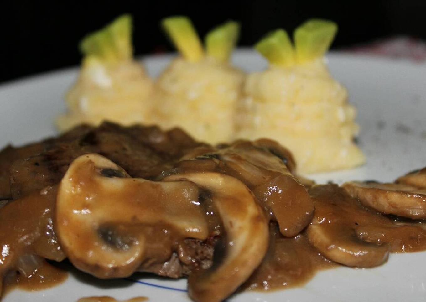 Filet mignon con salsa de champiñones