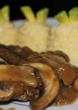 Una foto de Filet mignon con salsa de champiñones