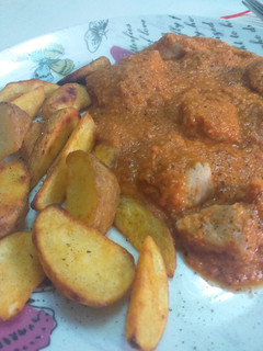 Una foto de Pechuga de pollo en pepitoria con patatas fritas