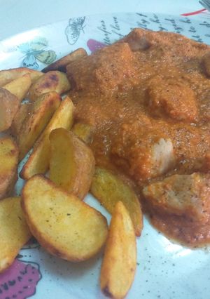 Una foto de Pechuga de pollo en pepitoria con patatas fritas